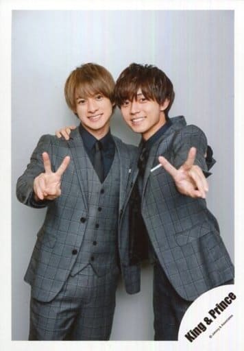 駿河屋 買取 King Prince 平野紫耀 永瀬廉 膝上 衣装グレー ピースする King Prince First Concert Tour 18 グッズオフショット 公式生写真 ジャニーズ