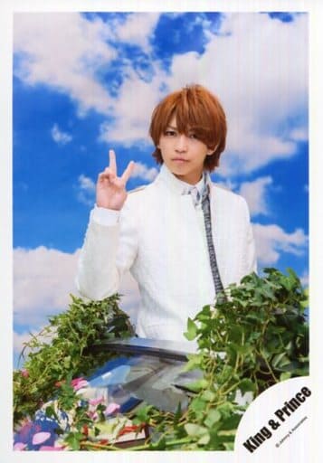 駿河屋 -<中古>King & Prince/岩橋玄樹/上半身・衣装白・右手ピース