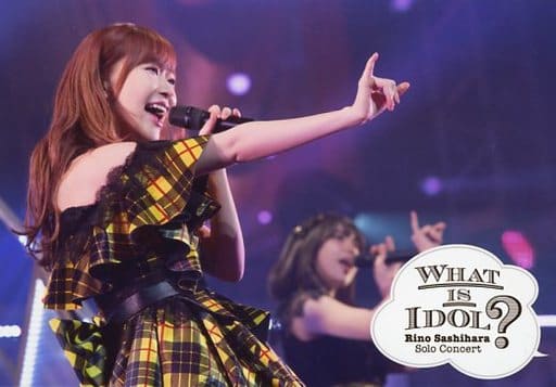 駿河屋 -<中古>指原莉乃/ライブフォト・横型・上半身・衣装黒黄・右手