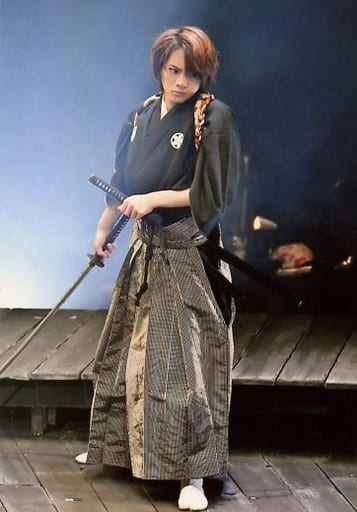 駿河屋 買取 佐藤流司 ライブフォト 全身 衣装黒 袴 たすき掛け 両手刀 目線右 Dvd 絵本合法衢 特典ブロマイド その他男性