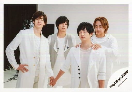 駿河屋 中古 Hey Say Jump 集合 4人 横型 上半身 衣装白 中島 知念手繋ぐ 八乙女両手肩 Hey Say Jump Live Tour Sense Or Love グッズオフショット 公式生写真 男性生写真