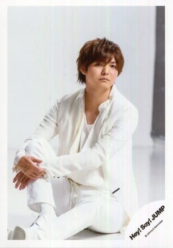 駿河屋 中古 Hey Say Jump 藪宏太 全身 見切れ 衣装白 右膝抱える Hey Say Jump Live Tour Sense Or Love グッズオフショット 公式生写真 男性生写真