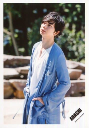 駿河屋 中古 嵐 松本潤 膝上 衣装水色白 両手ポケット 体左向き Arashi Anniversary Tour 5 グッズオフショット 公式生写真 男性生写真 駿河屋 中古 嵐 松本潤 膝上 衣装水色白 両手ポケット 体左向き Arashi Anniversary Tour 5 グッズオフショット 公式生写真 男性生写真