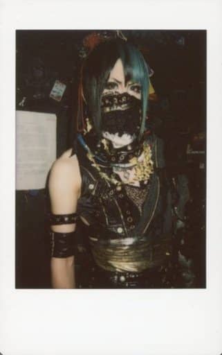 己龍/九条武政/全身・座り・衣装黒白・右手顎・マスク・顔斜め左向き/生チェキ 己龍/九条武政/全身・座り・衣装黒白・右手顎・マスク・顔斜め左向き/生チェキ