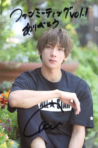 駿河屋 -<中古>☆松田岳/直筆サイン入り・膝上・衣装黒・座り・右膝