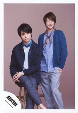 駿河屋 -<中古>嵐/櫻井翔・相葉雅紀/足首上・衣装グレー・青・櫻井座り