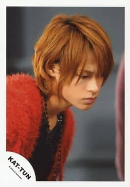 KAT-TUN/上田竜也/バストアップ・衣装赤・体右向き・顔下向き/公式生写真 KAT-TUN/上田竜也/バストアップ・衣装赤・体右向き・顔下向き/公式生写真