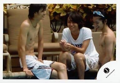 駿河屋 中古 Hey Say Jump 集合 3人 伊野尾 薮 知念 横型 膝上 水着 座り 公式生写真 ジャニーズ