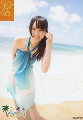 駿河屋 買取 松井玲奈 全身 衣装青 左手髪 背景海 砂浜 パレオはエメラルド オフショット生写真 Ske48