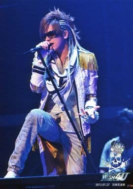 駿河屋 -<中古>BREAKERZ/DAIGO/ライブフォト・膝上・衣装白・金