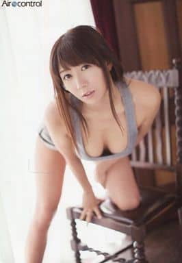 駿河屋 - 【買取】穂川果音/膝上・衣装グレー・左膝椅子の上・右手椅子