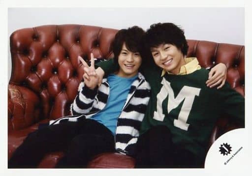 駿河屋 中古 ジャニーズjr 松田元太 松倉海斗 横型 膝上 座り 衣装緑白黒青 右手ピース 肩組み 公式生写真 ジャニーズjr