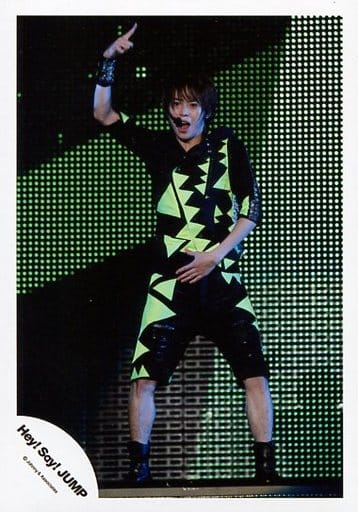 駿河屋 中古 Hey Say Jump 有岡大貴 ライブフォト 全身 衣装緑黒 右手上げ指差し 左手お腹 公式生写真 ジャニーズ