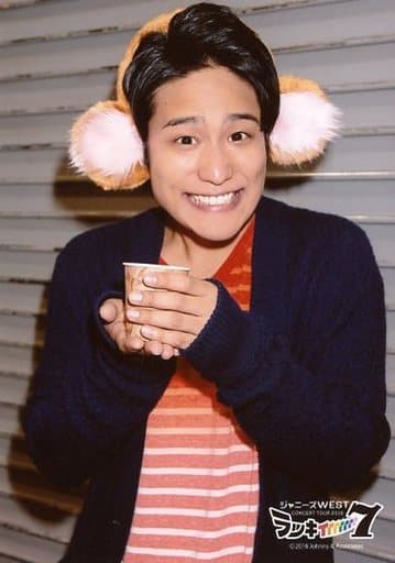 駿河屋 買取 ジャニーズwest 桐山照史 上半身 衣装黒 赤 両手紙コップ 猿のカチューシャ ジャニーズwest Concert Tour 16 ラッキィィィィィィィ7 オリジナルフォト ジャニーズ