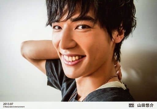 駿河屋 中古 D Boys 山田悠介 横型 顔アップ 衣装黒 白 左向き 右手首 13 07 公式生写真 男性生写真 駿河屋 中古 D Boys 山田悠介 横型 顔アップ 衣装黒 白 左向き 右手首 13 07 公式生写真 男性生写真