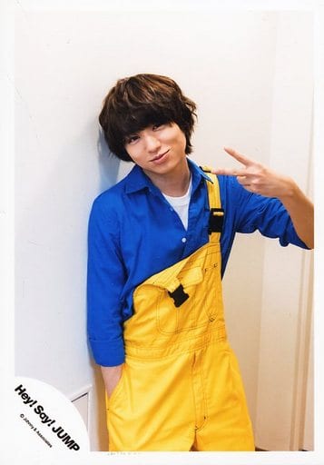 駿河屋 中古 Hey Say Jump 伊野尾慧 膝上 シャツ青 衣装黄 右手ポケット 左手ピース 首傾げ 壁寄りかかり Jumping Car ジャケ写撮影オフショット 公式生写真 ジャニーズ