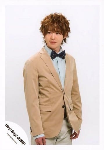 駿河屋 中古 Hey Say Jump 有岡大貴 膝上 ジャケットベージュ 蝶ネクタイ 体右向き 顔左向き Jumping Car ジャケ写 撮影オフショット 公式生写真 Hey Say Jump