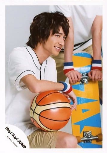 駿河屋 中古 Hey Say Jump 八乙女光 膝上 しゃがみ 衣装白 リストバンド 右腕バスケットボールの上 体右向き 後ろにスケートボード Jumping Car ジャケ写撮影オフショット 公式生写真 Hey Say Jump