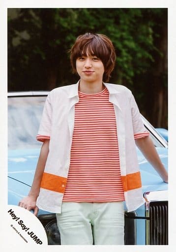 駿河屋 中古 Hey Say Jump 伊野尾慧 膝上 シャツ白オレンジ インナー赤白ボーダー柄 右手車 体正面 背景車水色 キラキラ光れ Pv 撮影オフショット 公式生写真 Hey Say Jump