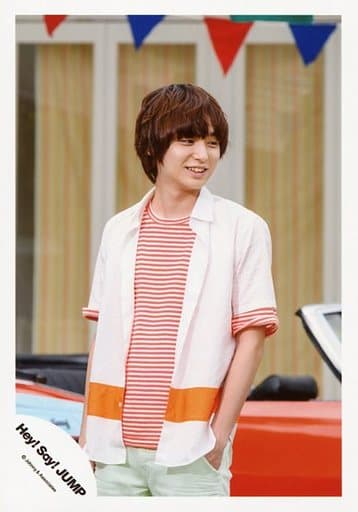 駿河屋 中古 Hey Say Jump 伊野尾慧 膝上 シャツ白オレンジ インナー赤白ボーダー柄 左手ポケット 体左向き 顔右向き 背景車赤 キラキラ光れ Pv撮影オフショット 公式生写真 Hey Say Jump