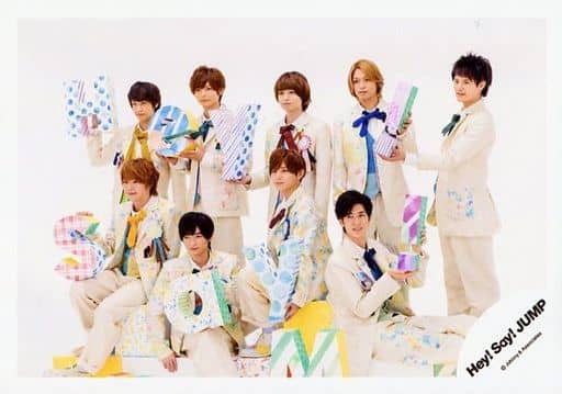 駿河屋 中古 Hey Say Jump 集合 9人 横型 全身 衣装クリーム色 水色ピンク黄 前列座り 片手オブジェ Hey Say 背景白 キミアトラクション Pv ジャケ写撮影オフショット 公式生写真 男性生写真