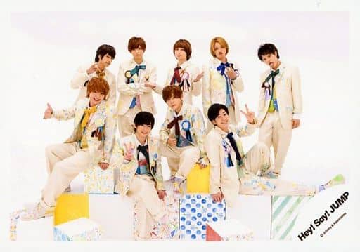 駿河屋 中古 Hey Say Jump 集合 9人 横型 全身 衣装クリーム色 水色ピンク 黄 前列座り センター山田 後列センター伊野尾 両手パー 岡本舌出し 背景白 キミアトラクション Pv ジャケ写撮影オフショット 公式生写真 Hey Say Jump