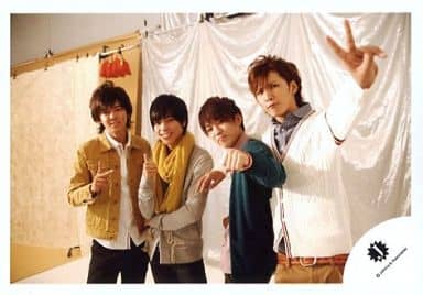7WEST/集合(4人)重岡・神山・藤井・小瀧/横型・膝上・ピース・グー・背景白/公式生写真 7WEST/集合(4人)重岡・神山・藤井・小瀧/横型・膝上・ピース・グー・背景白/公式生写真