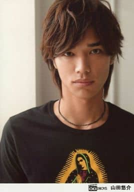 駿河屋 中古 山田悠介 バストアップ 衣装黒黄色 背景白グレー 公式生写真 男性生写真 駿河屋 中古 山田悠介 バストアップ 衣装黒黄色 背景白グレー 公式生写真 男性生写真