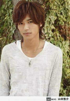 駿河屋 中古 山田悠介 上半身 衣装グレー 両手横 背景緑 公式生写真 男性生写真 駿河屋 中古 山田悠介 上半身 衣装グレー 両手横 背景緑 公式生写真 男性生写真
