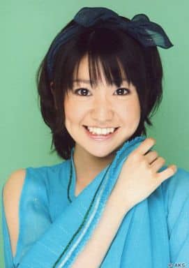 駿河屋 中古 大島優子 背景緑 ショートヘア 水色衣装 右手首元 Aks 公式生写真 Akb48