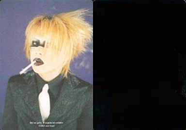 駿河屋 - 【買取】DIR EN GREY/京/バストアップ・衣装緑・煙草・背景紫