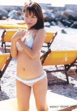 駿河屋 -<中古>市川由衣/膝上・水着白・両手前・背景椅子/週刊ヤング