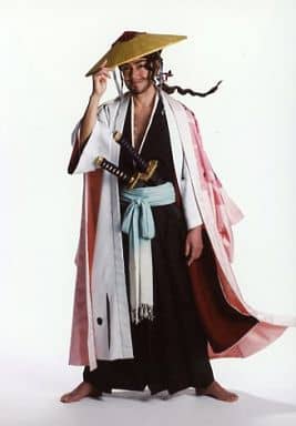 駿河屋 中古 石坂勇 京楽春水 全身 衣装白 黒 腰に刀 右手帽子 キャラクターショット Bleach連載10周年記念公演 Rock Musical Bleach その他男性 駿河屋 中古 石坂勇 京楽春水 全身 衣装白 黒 腰に刀 右手帽子 キャラクターショット Bleach連載10周年記念公演 Rock Musical Bleach その他男性