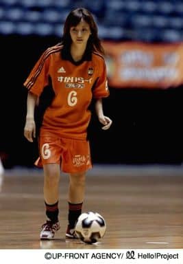 駿河屋 中古 モーニング娘 藤本美貴 全身 ユニフォーム黒 オレンジ すかいらーく サッカーボール 目線左 公式生写真 女性生写真