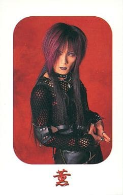 駿河屋 -<中古>Dir en grey/薫/上半身・衣装黒・右向き・背景赤/DIR EN ...