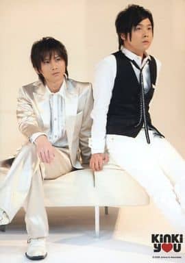 駿河屋 -<中古>Kinki Kids/堂本光一・堂本剛/全身・座り・衣装白・光