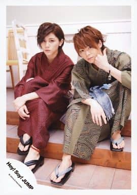 駿河屋 中古 Hey Say Jump 山田涼介 有岡大貴 全身 座り 浴衣赤 カーキ 公式生写真 ジャニーズ