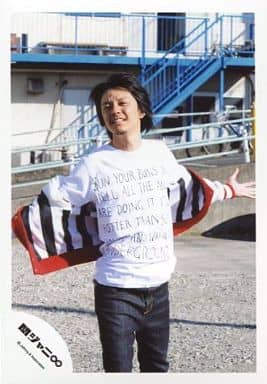 駿河屋 中古 関ジャニ 渋谷すばる 膝上 Tシャツ白 両手広げ 背景建物 野外 公式生写真 男性生写真