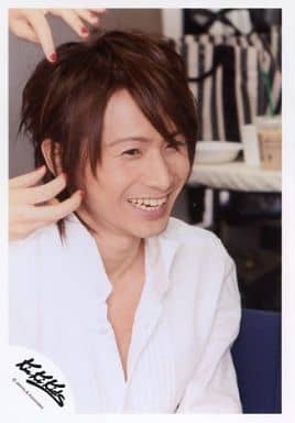 駿河屋 中古 Kinki Kids 堂本光一 バストアップ シャツ白 右向き 笑顔 髪セット 後ろに机 ボーダーバック 公式生写真 Kinki Kids 駿河屋 中古 Kinki Kids 堂本光一 バストアップ シャツ白 右向き 笑顔 髪セット 後ろに机 ボーダーバック 公式生写真 Kinki Kids