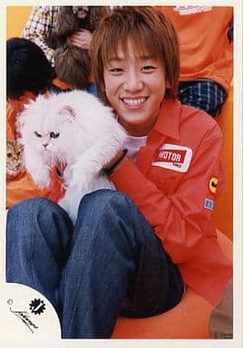 駿河屋 中古 News 小山慶一郎 全身 座り 衣装オレンジ 猫を抱く 後ろに人 公式生写真 ジャニーズ