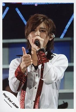 駿河屋 中古 Hey Say Jump 山田涼介 ライブフォト 上半身 衣装白 赤 左手マイク 右手グー 親指立て 公式生写真 男性生写真