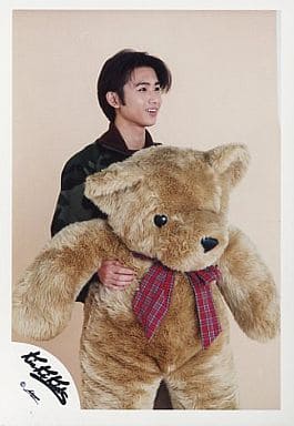 駿河屋 中古 Kinki Kids 堂本光一 膝上 衣装黒 目線右 くまのぬいぐるみ抱え 公式生写真 男性生写真