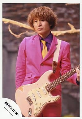 駿河屋 中古 関ジャニ 安田章大 ライブフォト 膝上 スーツピンク ギター 公式生写真 男性生写真