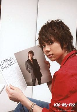 駿河屋 中古 Kis My Ft2 北山宏光 座り 衣装赤 雑誌広げ 振り向き 公式生写真 Kis My Ft2