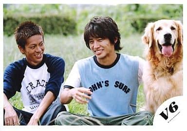 駿河屋 中古 V6 森田剛 三宅健 横型 上半身 衣装シャツ白 水色 背景緑 犬 公式生写真 V6 駿河屋 中古 V6 森田剛 三宅健 横型 上半身 衣装シャツ白 水色 背景緑 犬 公式生写真 V6