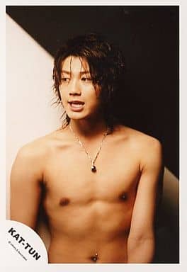 駿河屋 -<中古>KAT-TUN/赤西仁/上半身・裸・目線横/公式生写真(男性生