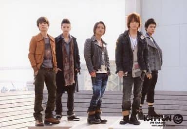 駿河屋 中古 Kat Tun 集合 5人 横型 全身 センター田中衣装黒 屋上 背景白 建物 Kat Tun Live Tour 12 Chain 公式生写真 Kat Tun