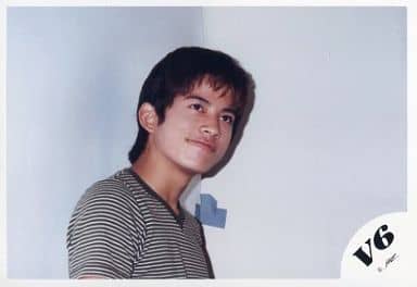 駿河屋 中古 V6 岡田准一 横型 ボーダーシャツ 目線上 公式生写真 男性生写真 駿河屋 中古 V6 岡田准一 横型 ボーダーシャツ 目線上 公式生写真 男性生写真