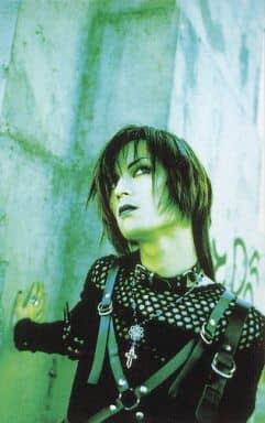 駿河屋 -<中古>Toshiya/バストアップ・衣装黒・背景グレー/DIR EN GREY