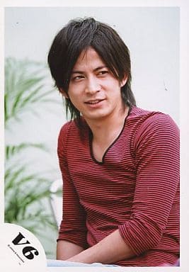 駿河屋 中古 V6 岡田准一 上半身 衣装ボーダー赤黒 目線右 後ろに観葉植物 背景白 公式生写真 男性生写真 駿河屋 中古 V6 岡田准一 上半身 衣装ボーダー赤黒 目線右 後ろに観葉植物 背景白 公式生写真 男性生写真